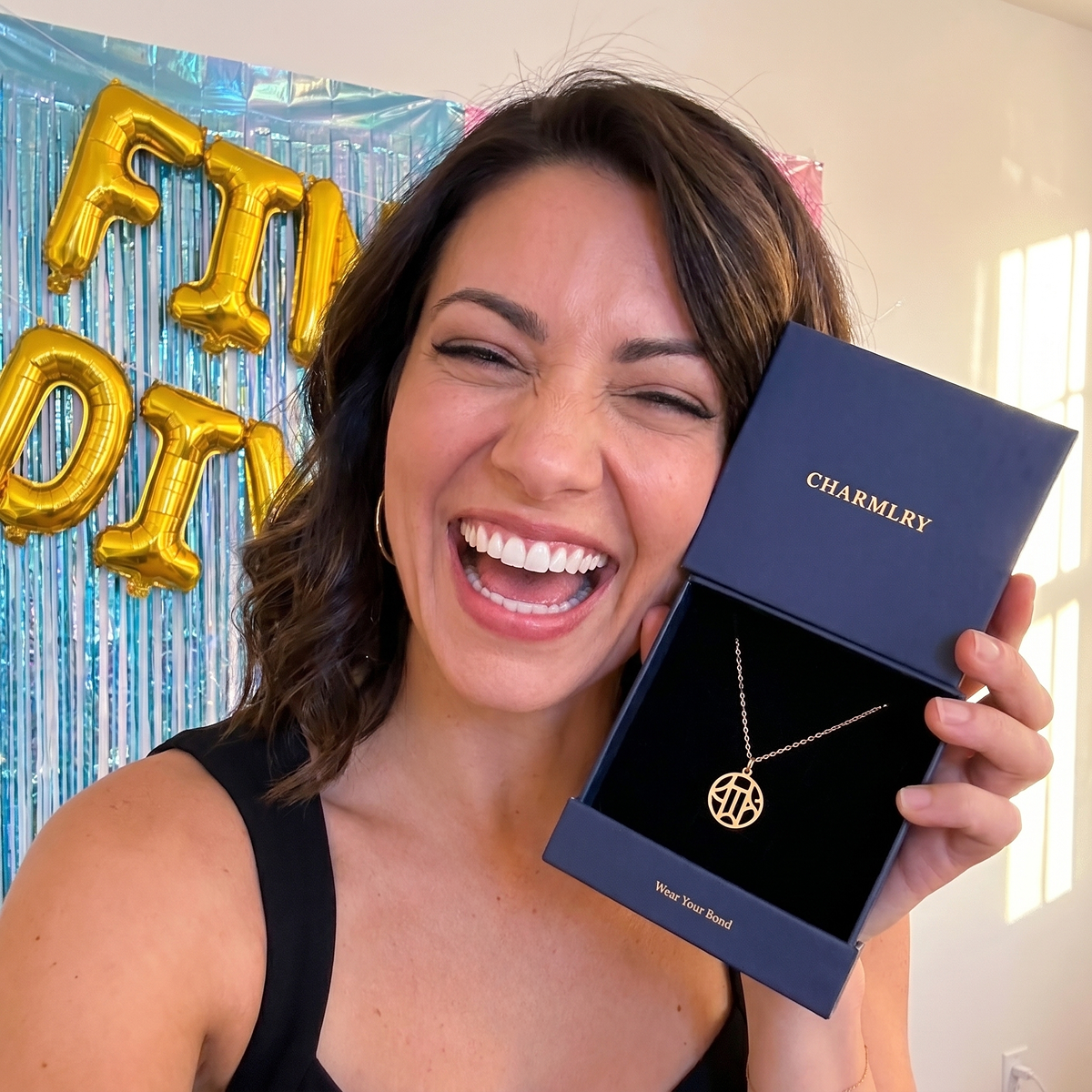 Charmlry single-name necklace worn